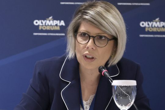Η Δήμητρα Λυγούρα μιλάει κατά τη διάρκεια του 5ου Olympia Forum, στην Αρχαία Ολυμπία, στις 20 του περασμένου Οκτωβρίου